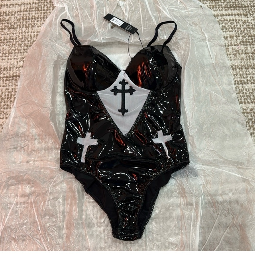 Nun 🔥 costume cosplay Fashion Nova Halloween sexy - Picture 4 of 8